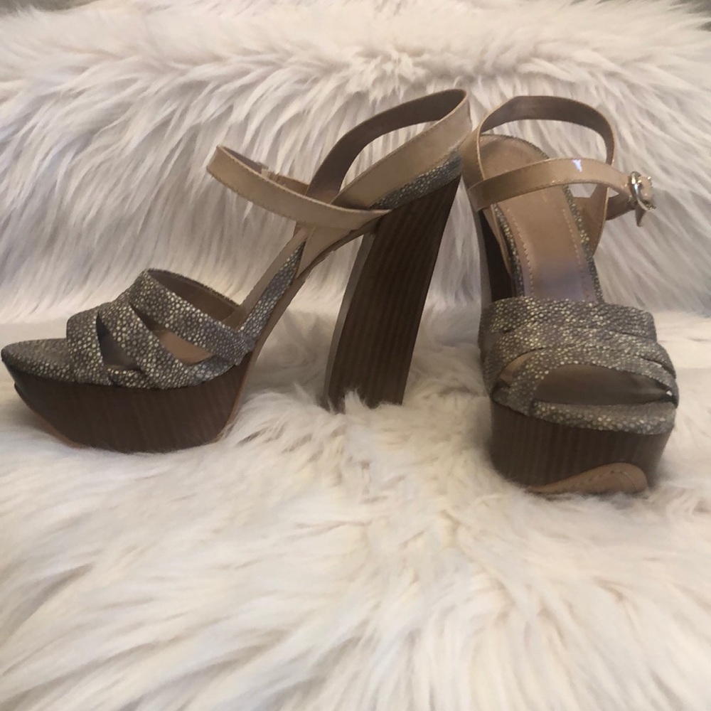 VINCE CAMUTO  Women's Heel